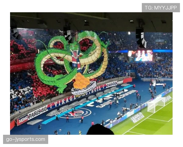 王子公园球场球迷Tifo展示，巴黎死忠营造震撼主场氛围